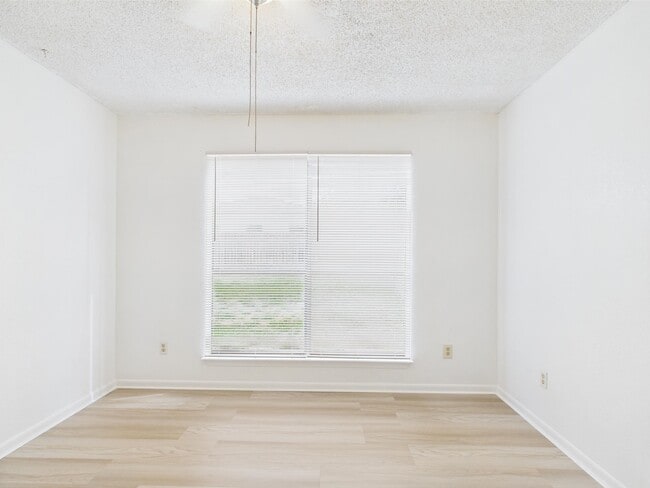 Building Photo - 913 Mayfield Dr