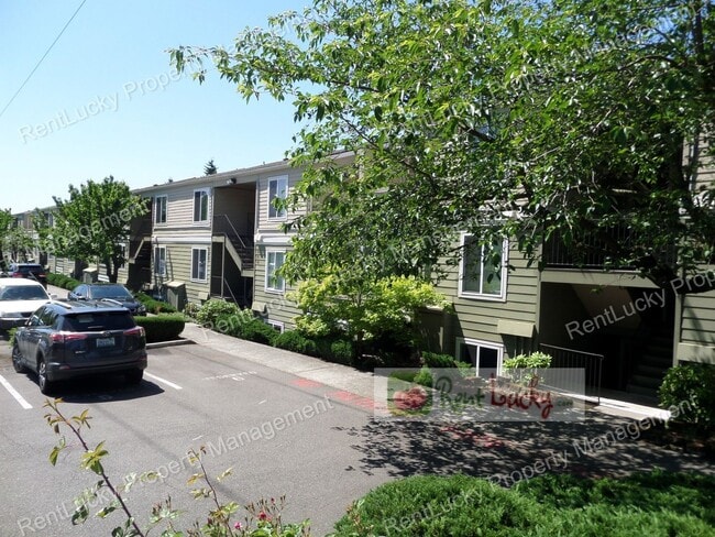 Building Photo - Wonderful 2-Bedroom Top Floor Condo in Renton - Great Location!