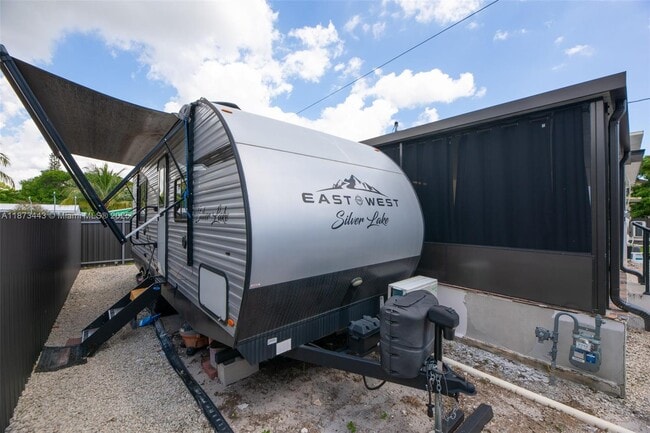 Building Photo - 1240 Peri St