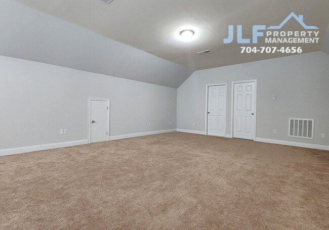 Building Photo - MOVE IN SPECIAL- 2 WEEKS FREE RENT! Fabulo...