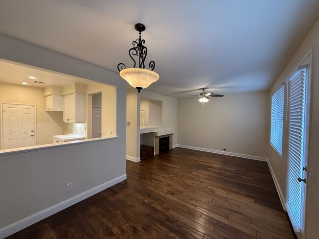 Building Photo - $675 Off First month's Rent - Cute Townhom...