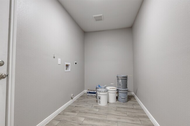 Building Photo - 6038 Glenhurst Dr