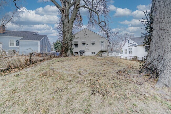 Building Photo - Cute 2 bedroom single family house in Bel-nor with attached garage.