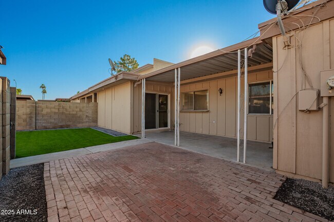 Building Photo - 2128 E Villa Ct