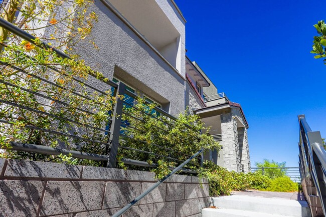Building Photo - Summerlin Beauty With Bed and Bath On 1st Floor
