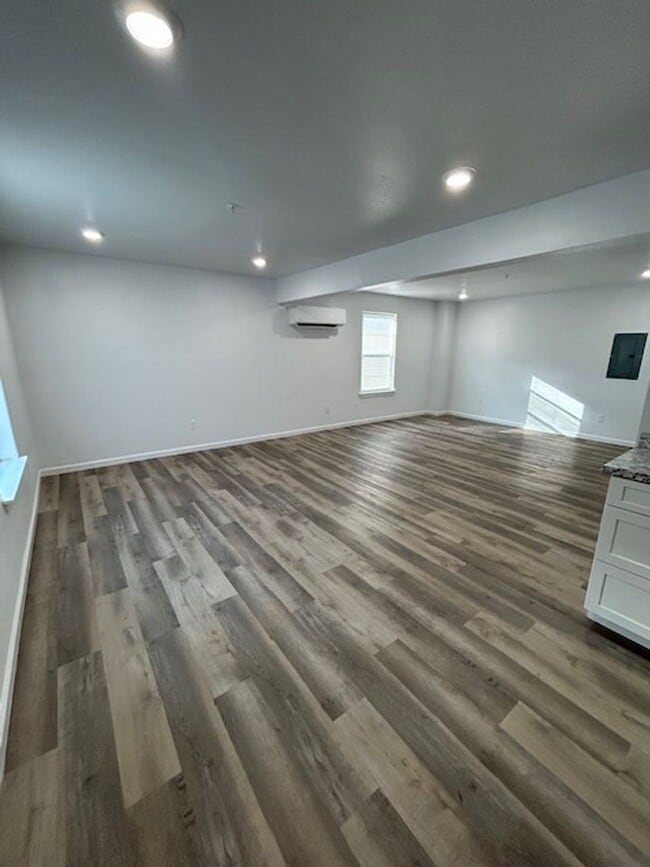 Building Photo - Super Cute Studio