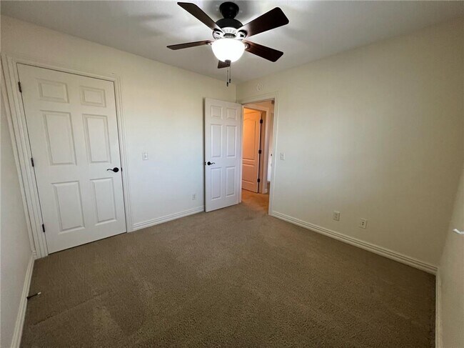 Building Photo - 1004 NE Carnahan Ct