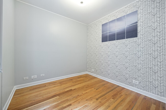 Building Photo - 1435 W Addison St