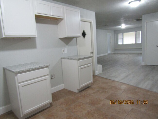 Building Photo - Freshly Painted/New Flooring home located closed to downtown Lawton/Ft. Sill
