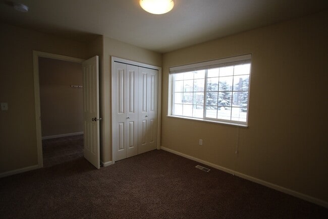 Building Photo - 3 Bedroom Condo close to JBER!