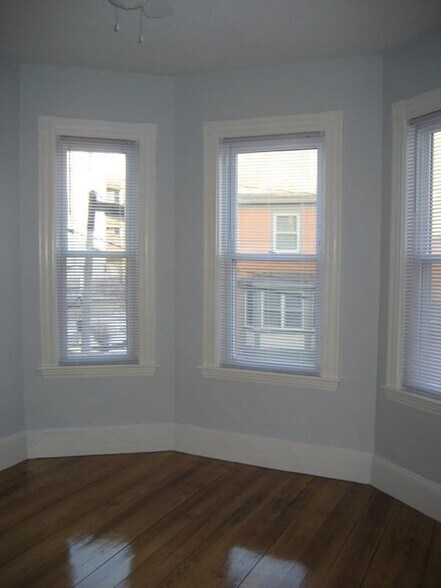 Building Photo - 4 Bucknam St