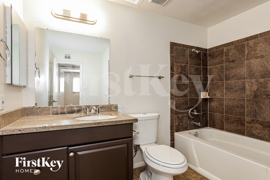 Building Photo - 4606 W Rose Ln