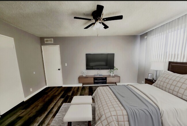 Building Photo - 425 N Hobart Blvd