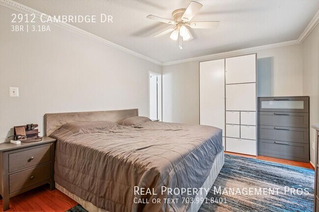 Building Photo - 2912 Cambridge Dr