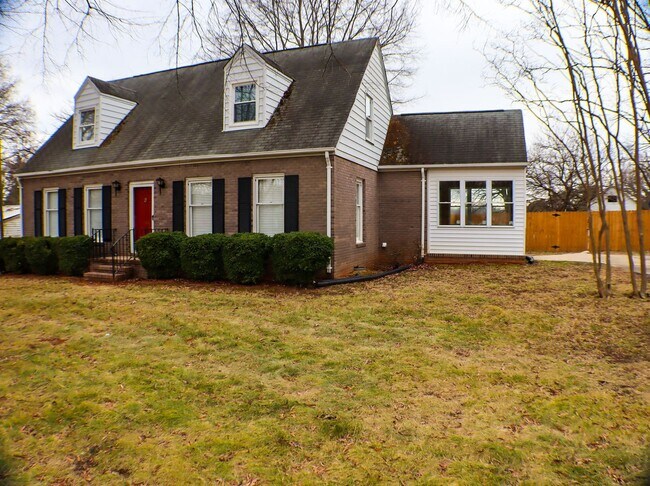Building Photo - Lovely 5 bedroom, 2 bathroom brick home in Reidsville