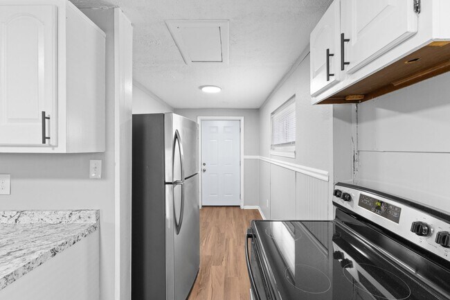 Building Photo - Newly Renovated 3-Bed Gem with Massive Yard – Modern Columbus Living!