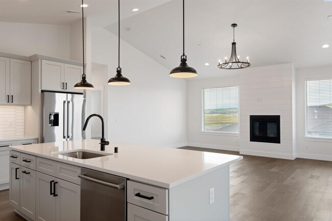 Building Photo - Generational suite w/separate entrance!