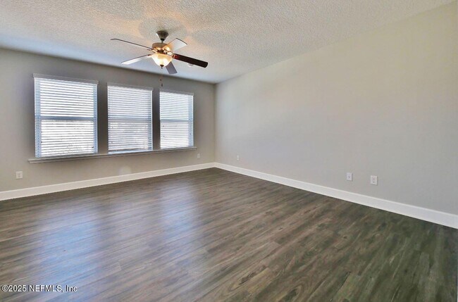Building Photo - 135 Park Lake Dr