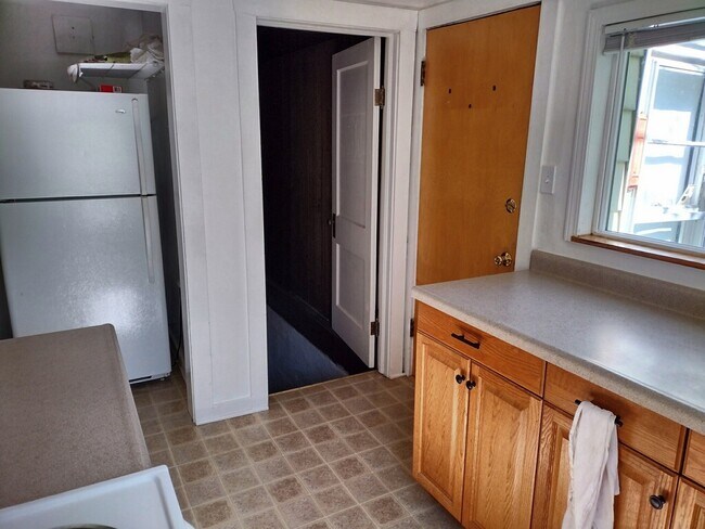 Stairs to basement. - 1837 Sheridan St