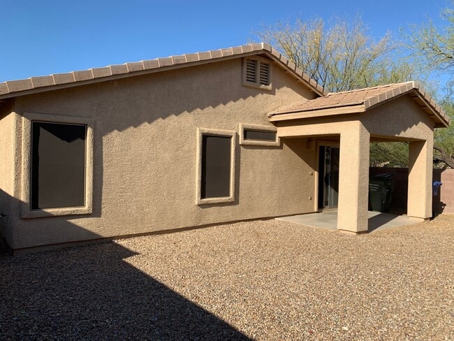 Building Photo - 3Bdm 2Ba Home, Popular Location, Available...