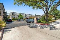 Building Photo - 2425 Ashdale Dr