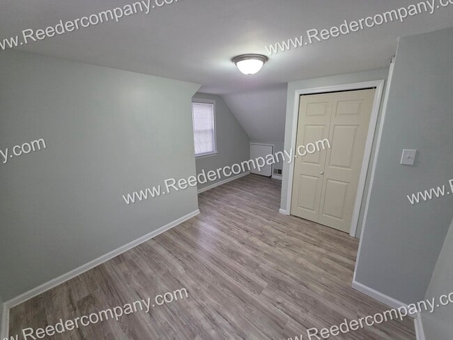 Building Photo - Large 4 bedroom 2 bathroom house