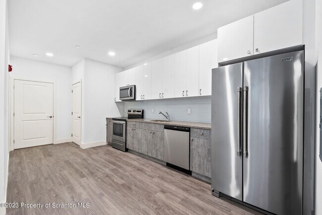 Building Photo - 19 W River St