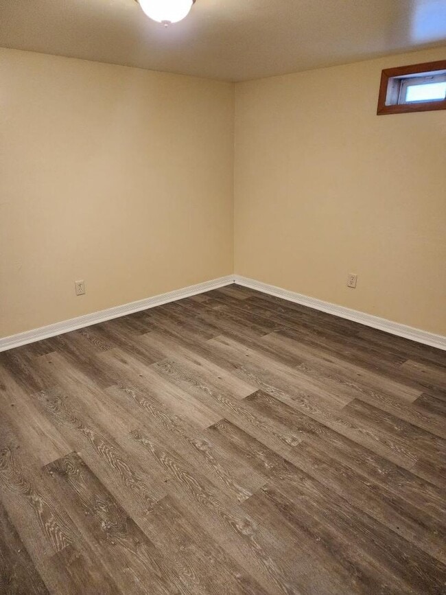 Building Photo - Nice home with fenced yard