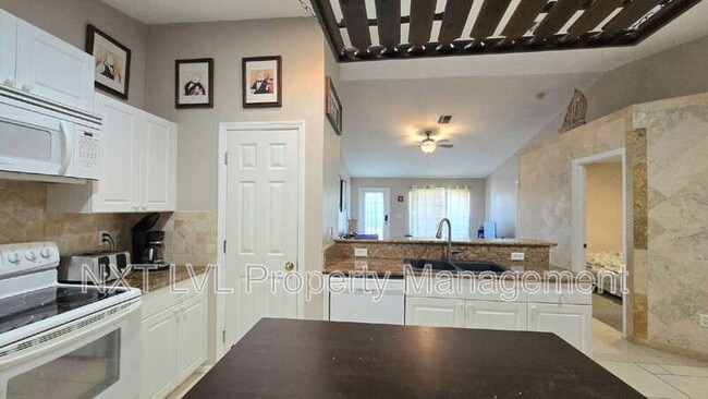 Building Photo - 4022 SW 12th Pl