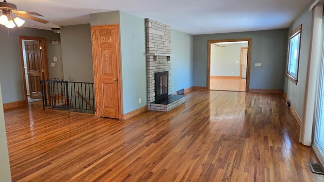 Building Photo - **RIVERFRONT 4-BEDROOM/2-BATH WITH 4-CAR GARAGE, FULL BASEMENT!!**