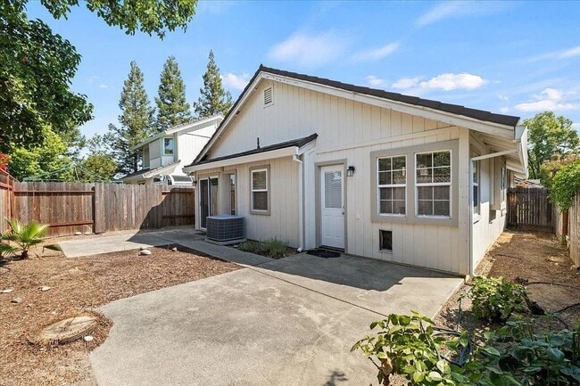 Building Photo - Updated Contemporary 3 Bed / 2 Bath Home w...