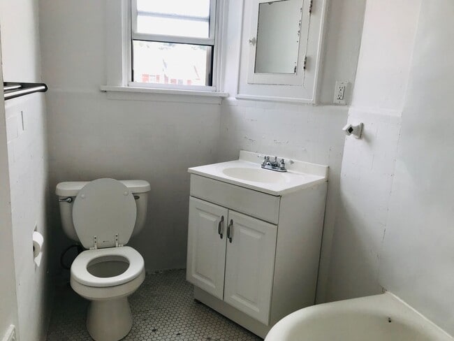 Building Photo - Available October 22, 2025, Lease will end...