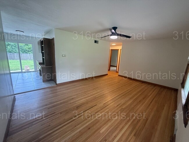 Building Photo - $1350 - 3 bedroom / 1 bathroom - Single Fa...