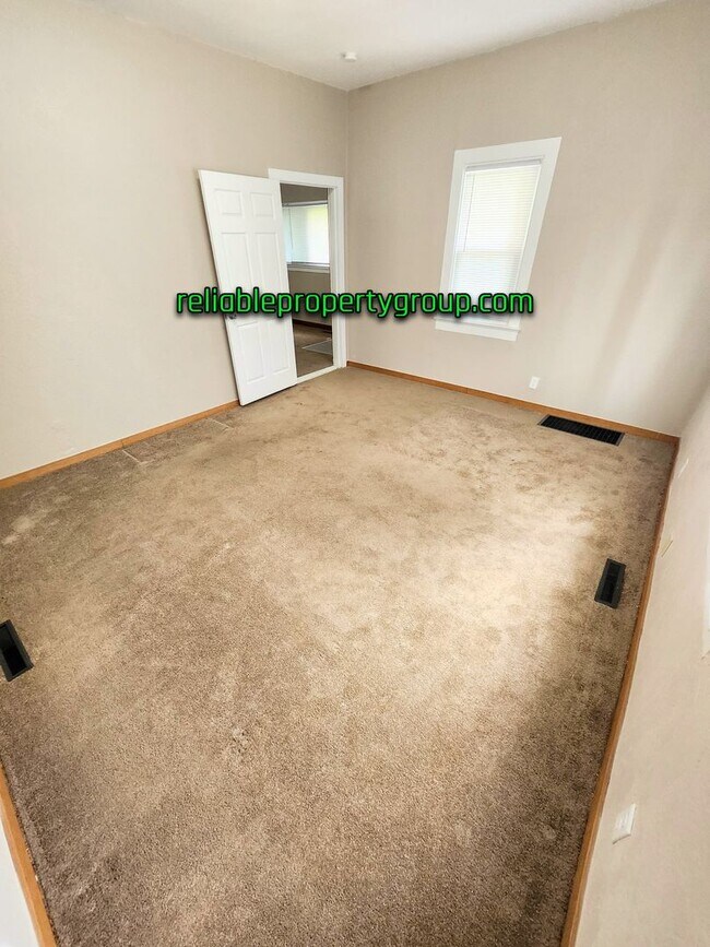 Building Photo - 436 E Taber St