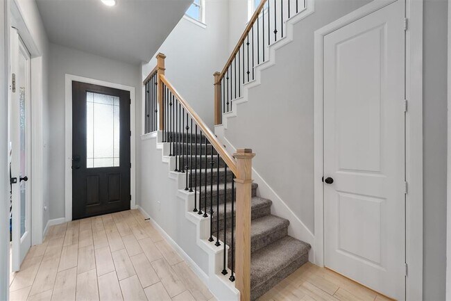 Building Photo - 1550 Park Path Dr