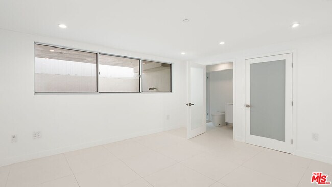 Building Photo - 621 Kings Rd