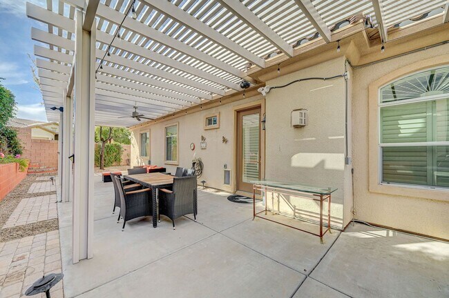 Building Photo - Stunning single-story home in picturesque community!