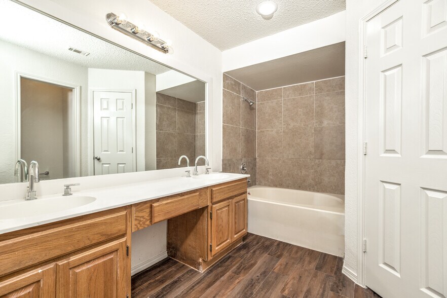 Building Photo - 1709 Huntington Dr