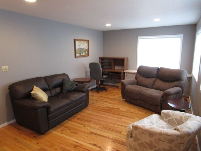 Building Photo - 2 Bedroom Fully Furnished House, Move In R...