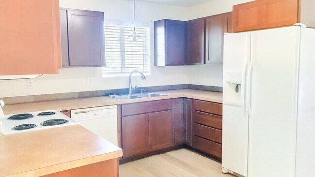 Building Photo - Beautiful 4 bedroom 3 bath townhouse w/att...
