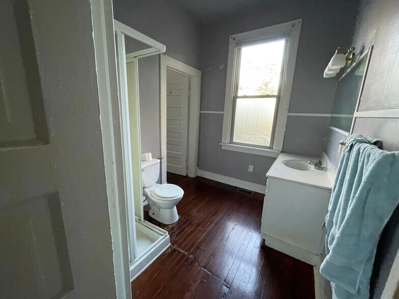 Building Photo - 1006 State St