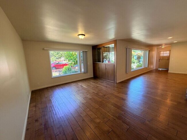 Building Photo - 3 Bed and 3 Bath Home Located Off of Forest Ave