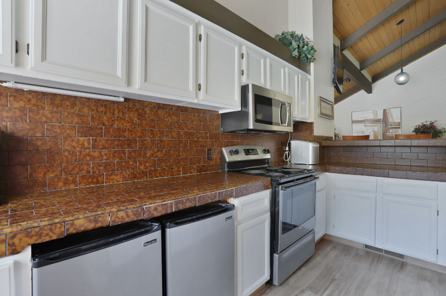 Building Photo - 3701 Colonial Dr