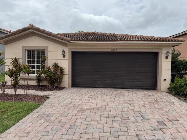 Primary Photo - 2082 SW Newport Cir