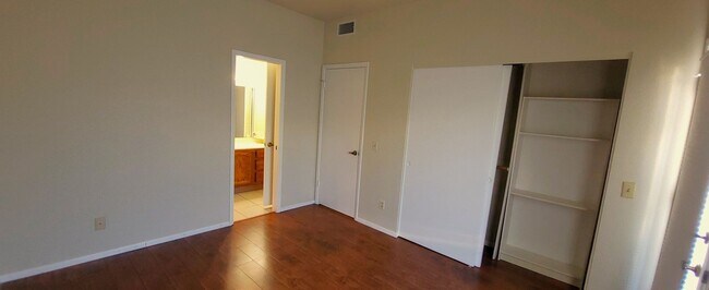 Building Photo - 1ST FULL MONTHS RENT FREE!!! AFFORDABLE UNIT IN NORTH PHOENIX!!!