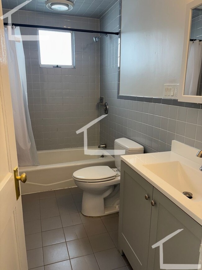 Building Photo - Huge, newly renovated 3 bed unit near Oak Square.