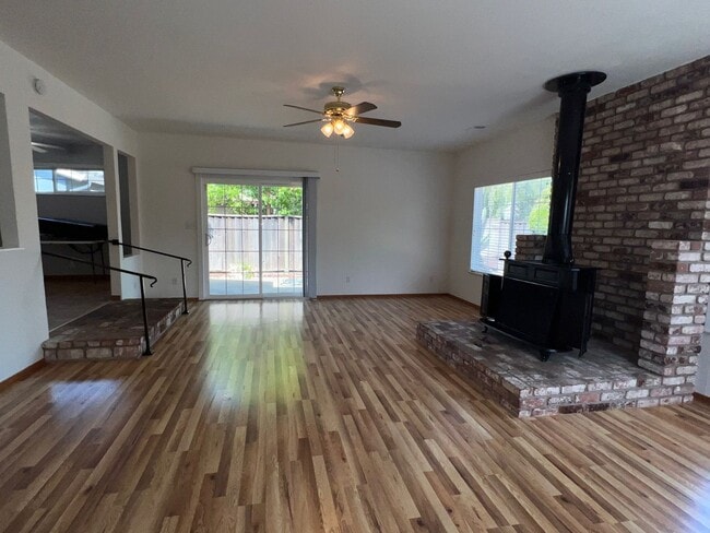 Building Photo - Bright Blossom Valley 3 Bedroom 2 Bath Single Family Home!