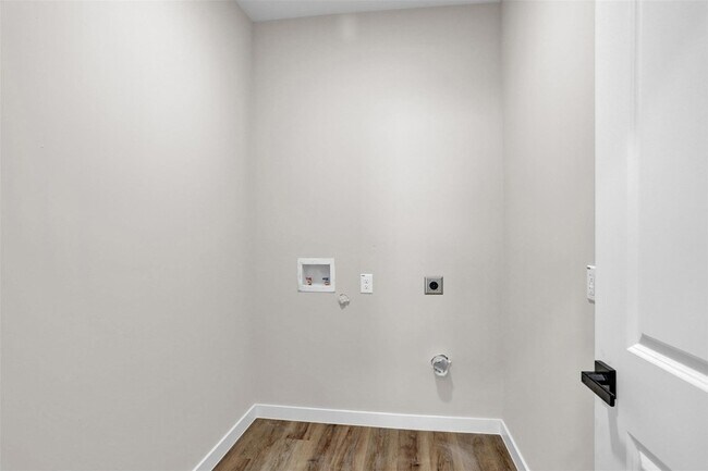 Building Photo - 705 E Hanna St