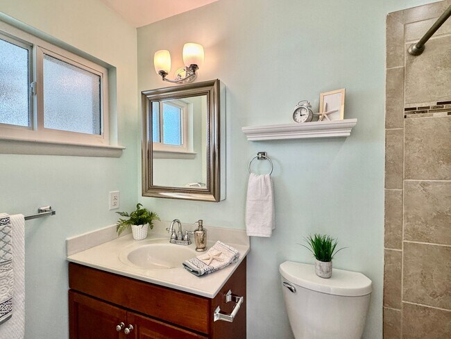 Building Photo - READY 08-26-25!! 3-Bedroom Ranch W/Fenced ...
