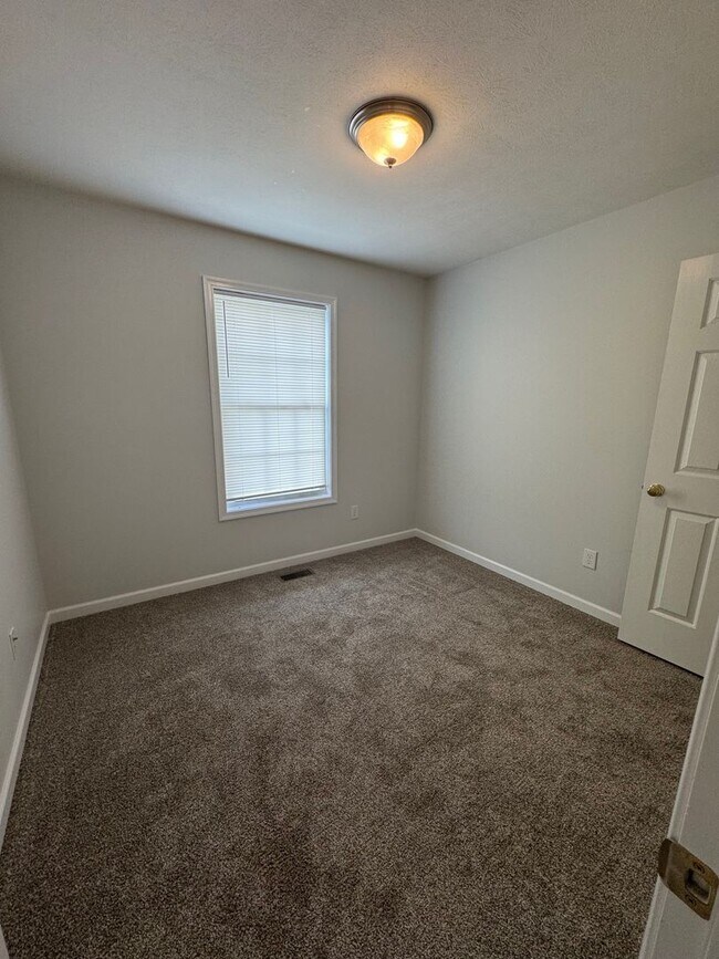 Building Photo - Brick End Unit Home in Taylor Springs NEW LVP FLOORING